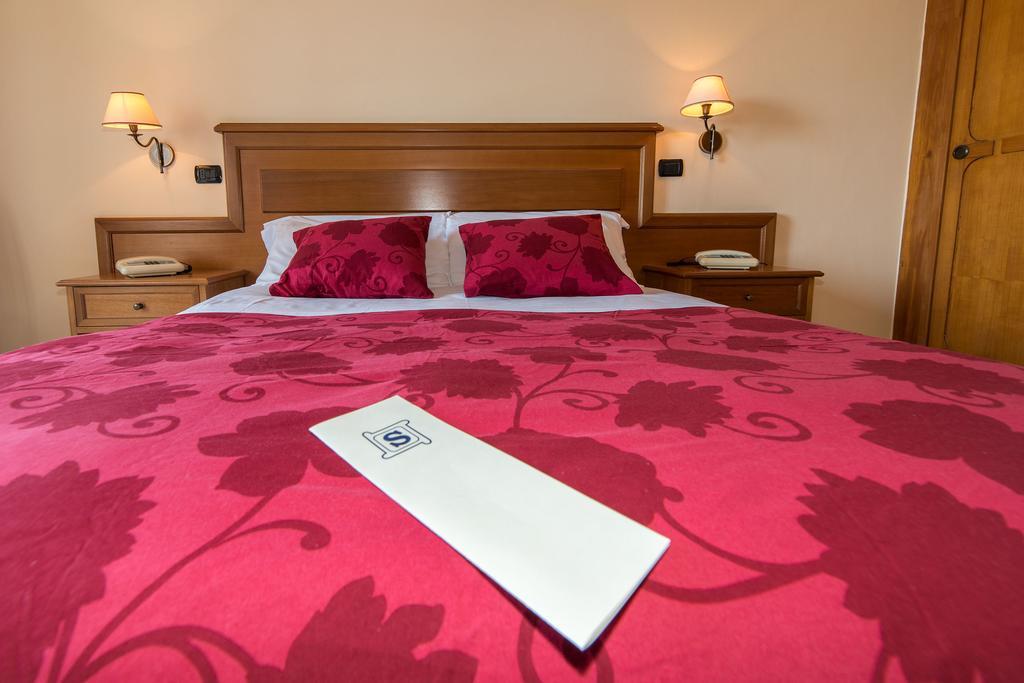 Albergo Scalzone Castel Volturno Eksteriør billede