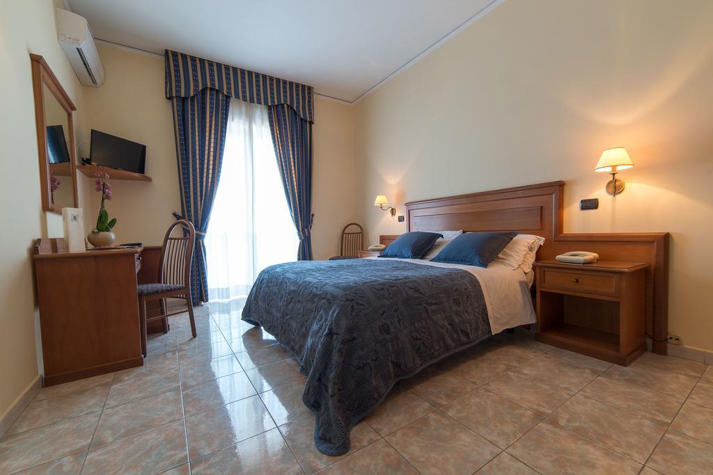 Albergo Scalzone Castel Volturno Eksteriør billede