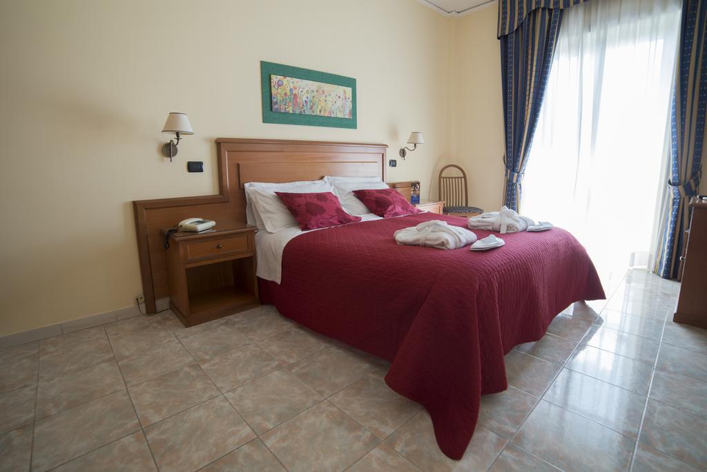 Albergo Scalzone Castel Volturno Eksteriør billede